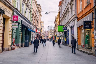 15 Mart 2024 'te Saraybosna, Bosna-Hersek: Ziyaretçiler Avrupa' nın cazibesi ve tarihi simgelerini keşfederken, Saraybosna 'nın Ferhadiye Caddesi' nde hayat sallanıyor.