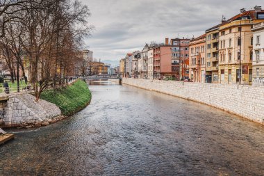 15 Mart 2024, Saraybosna, Bosna-Hersek: Miljacka Nehri 'ni kapsayan Saraybosna köprüleri Bosna-Hersek' in geçmişine tarihi bir bakış sunuyor.