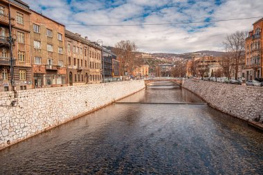 15 Mart 2024, Saraybosna, Bosna-Hersek: Miljacka Nehri 'ni kapsayan Saraybosna köprüleri Bosna-Hersek' in geçmişine tarihi bir bakış sunuyor.