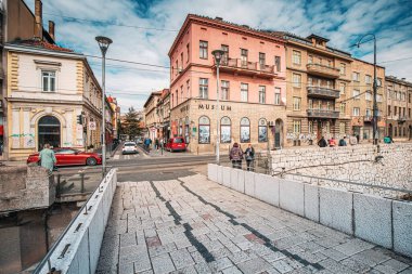 15 Mart 2024, Saraybosna, Bosna-Hersek: Latin Köprüsü 'nün ortaçağ cazibesi ve çevre mimarisi ile Saraybosna' nın eski kasabasının zengin mirası.