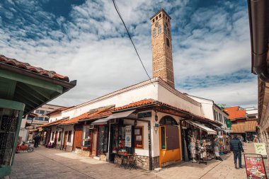 15 Mart 2024 'te Saraybosna, Bosna-Hersek: İkoniç Sahat Kulesi, Saraybosna' nın tarihi pazarının ortasında, Osmanlı cazibesiyle Avrupa 'nın cazibesini harmanlayan görülmesi gereken bir cazibe ile görkemli bir şekilde yükseldi.
