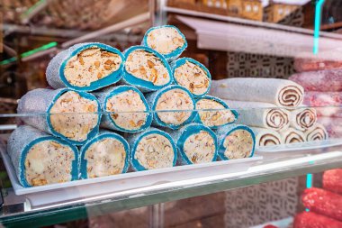 Saraybosna pazarında düzgünce istiflenmiş Türk hazzının renkli tatlılığı egzotik ve lezzetli cazibesini sergiliyor..