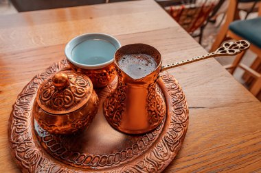 Saraybosna 'nın kültür ve Arap nüfuzunu gösteren geleneksel bir Bosna kahvesi seti masayı süslüyor.