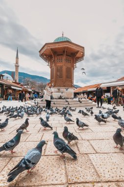 15 Mart 2024, Saraybosna, Bosna-Hersek: Saraybosna 'daki Sebilj çeşmesinde turist ve yerlilerin Bascarsija' nın tarihi cazibesinin ortasında toplandığı hareketli bir sahne.