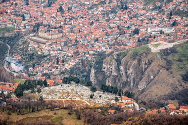 Saraybosna 'nın pitoresk şehir manzarası, geleneksel mimariyle doğal güzelliği harmanlayarak havadan bir manzara oluşturuyor.