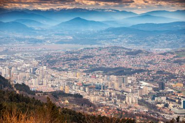 Bosna-Hersek 'in manzaralı tepeleri arasında Saraybosna' nın kentsel manzarasının büyüleyici bir görüntüsü yer aldı.