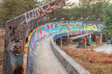 15 Mart 2024, Saraybosna, Bosna-Hersek: Saraybosna 'daki Trebevic Park' taki terk edilmiş bobsled pisti, kentin Olimpiyat geçmişinin bir hatırlatıcısı olarak duruyor.