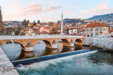 Bosna 'nın başkenti Saraybosna' da nehir boyunca uzanan Sehercehaja Köprüsü 'nün resimli bir sahnesi