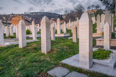 15 Mart 2024, Saraybosna ve Bosna-Hersek: cami yakınlarındaki mezarlıkta Müslüman mezar taşları