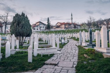 15 Mart 2024, Saraybosna ve Bosna-Hersek: cami yakınlarındaki mezarlıkta Müslüman mezar taşları