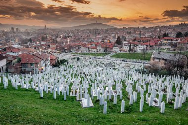 15 Mart 2024, Saraybosna ve Bosna-Hersek: cami yakınlarındaki mezarlıkta Müslüman mezar taşları