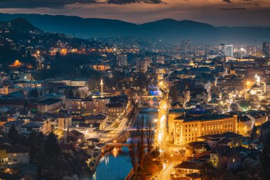 Hareketli sokaklardan huzurlu nehir kıyılarına Saraybosna 'nın tarihi cazibesi ve enerjik enerjisi büyüleyici alacakaranlıkta canlandı