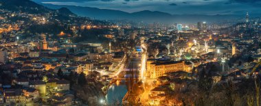 Alacakaranlık çöktüğünde, Saraybosna 'nın Müslüman mirası kentin zengin kültürel duvar halısı ve canlı kent manzarasının bir kanıtı olarak tarihi sokaklarında parlıyor..