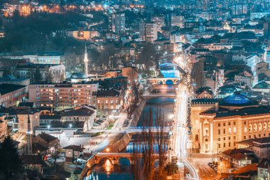 Alacakaranlık çöktüğünde, Saraybosna 'nın Müslüman mirası kentin zengin kültürel duvar halısı ve canlı kent manzarasının bir kanıtı olarak tarihi sokaklarında parlıyor..