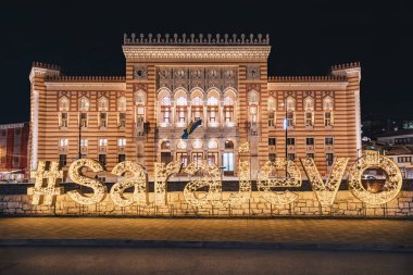 15 Mart 2024, Saraybosna, Bosna-Hersek: Saraybosna 'nın tarihi belediye binasının geceleri Osmanlı mimarisi ile güzelliği