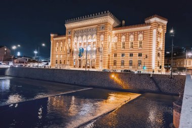 15 Mart 2024, Saraybosna, Bosna-Hersek: Saraybosna 'nın tarihi belediye binasının geceleri Osmanlı mimarisi ile güzelliği