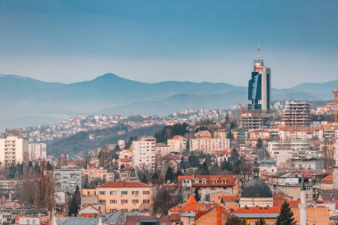 16 Mart 2024, Saraybosna, Bosna-Hersek: Avaz Twist Tower 'ın düz çizgileri, kentin gelişimi ve yeniliğinin bir simgesi olarak duran modern bir gökdelen.