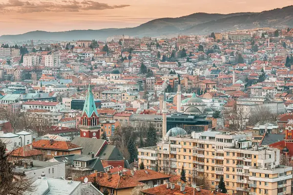 Aziz Anthony Kilisesi 'nin yüksek çan kulesi, Saraybosna' nın ufuk çizgisi arasındaki cennete doğru uzanıyor..
