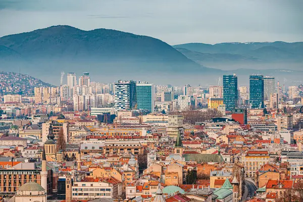 Encantador Paisaje Urbano Sarajevo Enclavado Medio Colinas Onduladas Captura Esencia Fotos de stock