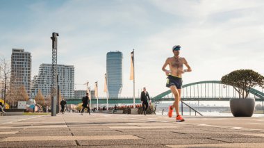 23 Mart 2024, Belgrad, Sırbistan: Belgrad 'ın nehir kenarındaki seti, koşucular ve koşucuların kentin açık hava kültürünü kucaklamasıyla fitness meraklıları için bir yol haline geldi.