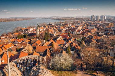 03 Mart 2024 Belgrad, Sırbistan: Belgrad 'ın şehir manzarasının manzaralı manzaralı gözlemi, pitoresk evleri ve Tuna Nehri kıyısında uzanan tarihi kiliseleriyle.