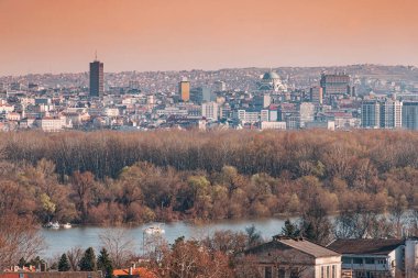 Belgrad 'ın şehir manzarasının manzaralı bir manzarası, pitoresk evleri ve Tuna Nehri kıyısında uzanan tarihi kiliseleriyle.