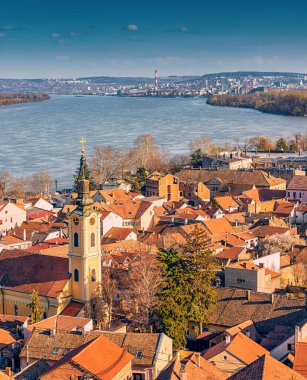Belgrad 'ın şehir manzarasının manzaralı bir manzarası, pitoresk evleri ve Tuna Nehri kıyısında uzanan tarihi kiliseleriyle.
