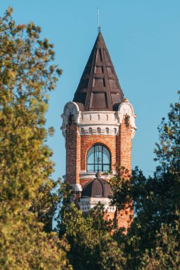 Zemun 'un tarihi sokaklarında yükselen Gardos Kulesi, Belgrad' ın zengin ortaçağ mimarisi ve kültür mirasının bir simgesi olarak duruyor..
