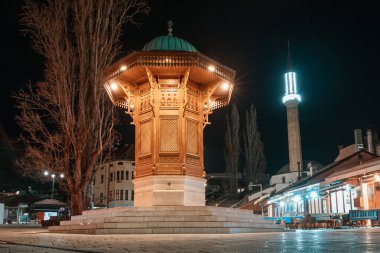 Saraybosna 'nın Bascarsija bölgesinin tarihi caddeleri, aydınlatılmış Sebilj çeşmesinin İslami mimarinin ebedi simgesi olarak durduğu gece..