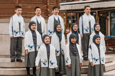 15 Mart 2024 'te Saraybosna, Bosna-Hersek: Ulusal kimliklerini kucaklayan genç sanatçılar, Bosna folklorunun güzelliğini renkli geleneksel kostümlerle şarkı ve dansla gösteriyorlar.