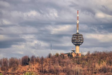 Bosna-Hersek dağları ve Saraybosna 'da ikonik televizyon kulesi yükseliyor