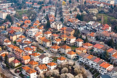Saraybosna kentinin cazibesi, tarihi evler ve kentsel mimarinin resim gibi Balkan manzarasıyla sorunsuz bir şekilde harmanlandığı yukarıdan geliyor.