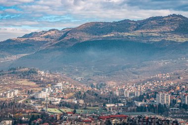 Saraybosna 'nın nefes kesici hava manzarası, Bosna-Hersek' in dağlık manzarasının çarpıcı güzelliğini ortaya çıkararak, ülkeyi gezginler için ziyaret edilmesi gereken bir yer haline getirdi..