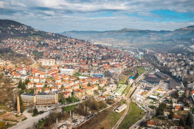 Saraybosna 'nın zengin tarihi ve kültürel mirası, panoramik görüşlerin kentin cazibesini sergilediği eşsiz bir bakış açısından geliyor.