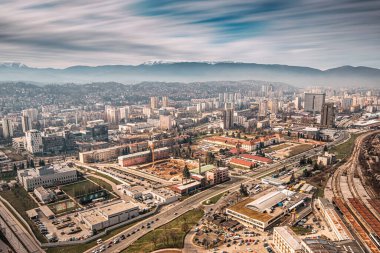 Saraybosna 'nın şehir manzarası turistler ve yerliler için de keyif verici bir zemin sunarak manzarayı görkemli bir şekilde sergiliyor.