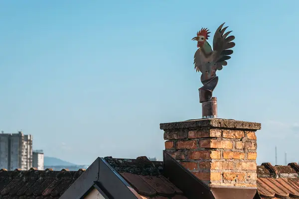 Weathercock Atop Rooftop Indicating Wind Direction Its Iconic Rooster Design — Stock Photo, Image