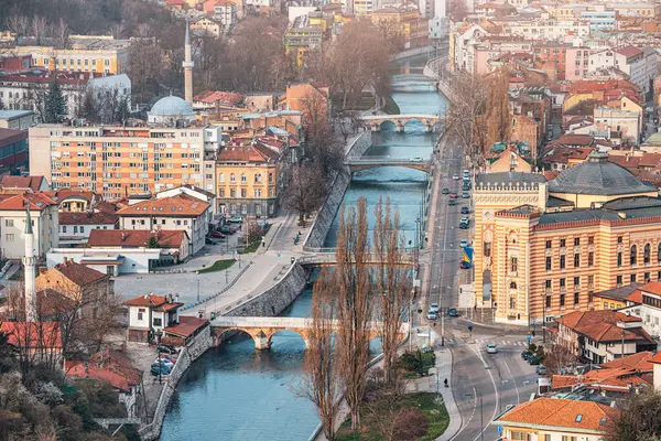 Sarajevo Betoverende Stadsgezicht Genesteld Temidden Van Glooiende Heuvels Vangt Essentie Rechtenvrije Stockafbeeldingen