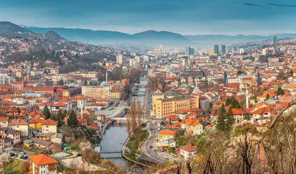 Luchtfoto Van Sarajevo Onthullen Een Tapijt Van Geschiedenis Moderniteit Nodigen Rechtenvrije Stockafbeeldingen