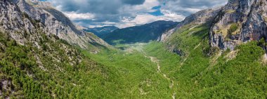 Karadağ 'daki Prokletije zirveleri ve vadilerinin hava manzarası
