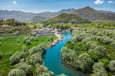 Skadar Gölü kıyısındaki sevimli bir köy olan Virpazar 'ın kuş bakışı manzarası, Karadağ' ı gezmek ve kuşları izlemek için mükemmel.