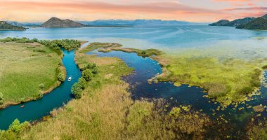 Skadar Milli Parkı 'nın yeşilliklerinden akan manzara nehri doğa meraklıları için bir cennet.