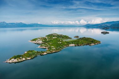 Karadağ 'da yaz tatili için mükemmel manzaralı manzaralı bir ada..