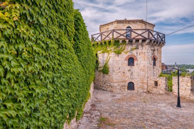 Belgrad 'ın şehir parkının kalbine yerleşmiş ortaçağ kale kuleleri, turistlere Balkanlar' ı büyüleyici bir şekilde görme ve Sırbistan 'ın zengin tarihine kısa bir bakış sunuyor.