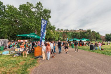 Belgrad, Sırbistan, 1 Mayıs 2024: Arkadaşlar Belgrad 'daki Kalemegdan Parkı' nda neşeli bir yaz kutlaması için toplandılar, kentin kalbinde açık hava gösterileri ve eğlencenin tadını çıkarıyorlar..