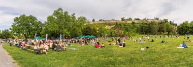 Belgrad, Sırbistan, 1 Mayıs 2024: Arkadaşlar Belgrad 'daki Kalemegdan Parkı' nda neşeli bir yaz kutlaması için toplandılar, kentin kalbinde açık hava gösterileri ve eğlencenin tadını çıkarıyorlar..