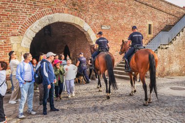 Belgrad, Sırbistan, 1 Mayıs 2024: Belgrad 'da, şehir sokaklarında at sırtında devriye gezen polis memurları, kalabalık kalabalıklar ve trafik arasında görünür bir varlık ve yasa ve düzen sağlıyorlar.
