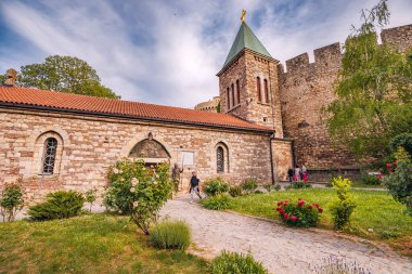 01 Mayıs 2024, Belgrad, Sırbistan: Kalemegdan kalesinin antik taş kuleleri ve haçları, Ortodoks Hıristiyanlık kilisesinin sevilen bir yeri ve görülmesi gereken yerler