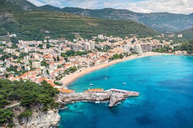 Petrovac 'ın Karadağ' daki kıyı şeridinin manzaralı güzelliği, yukarıdan çekilmiş resimli körfezi, sahili ve tarihi şehir manzarası.