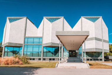 Belgrad, Sırbistan, 28 Nisan 2024: Belgrad 'ın çağdaş sanat müzesi, çarpıcı modernist bir binada modern Doğu Avrupa sanatının sergilendiği Sırbistan' ın ünlü bir simgesi