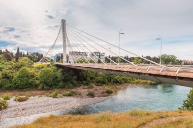 Karadağ 'ın Moraca Nehri Podgorica kenti boyunca uzanan pitoresk köprülerin altından akıyor ve doğa ve mimariye güzel bir yaz manzarası sunuyor.